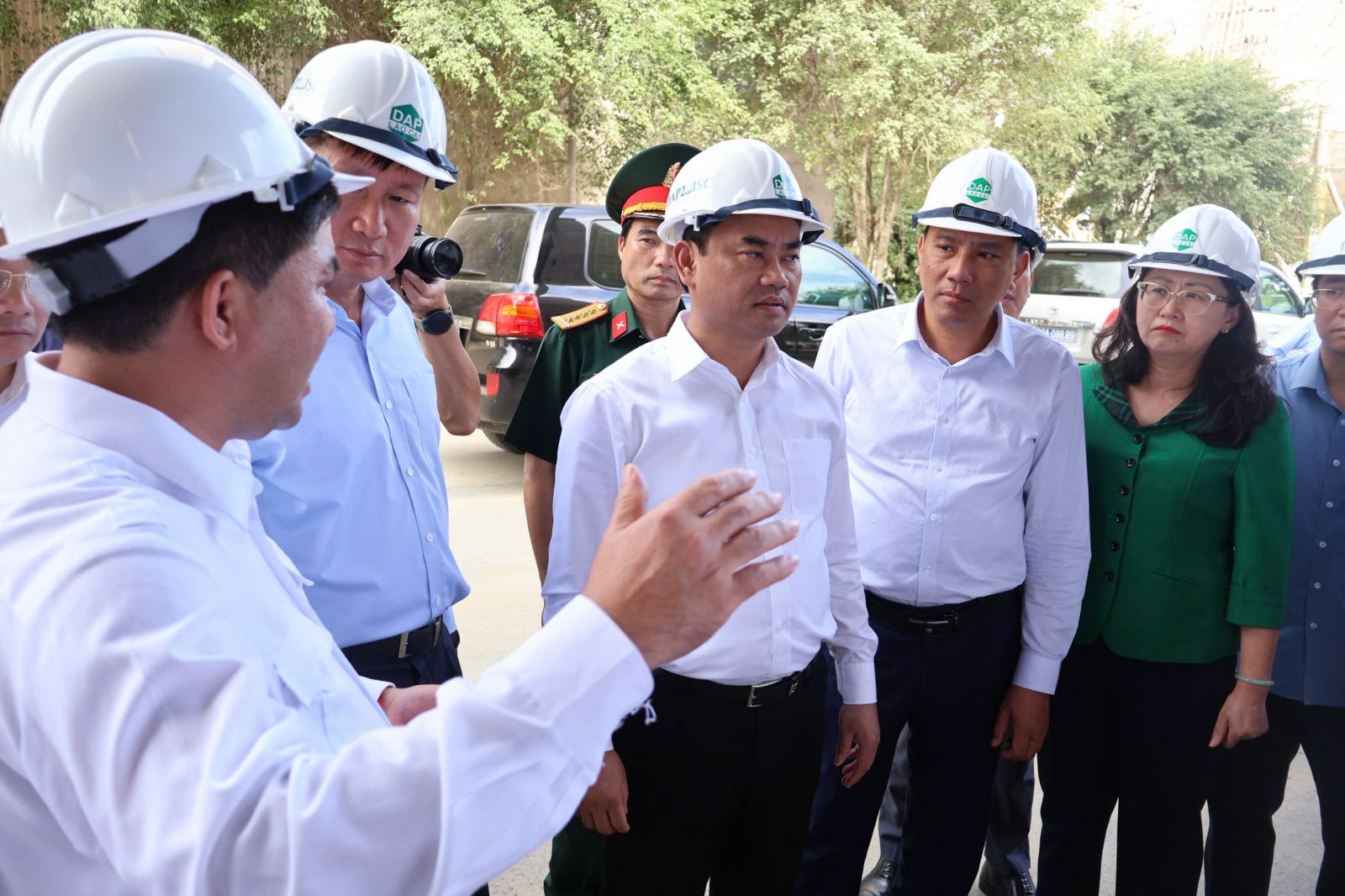 Đồng chí Trịnh Việt Hùng và Đoàn công tác nghe đại diện Ban Quản lý Khu kinh tế tỉnh báo cáo khái quát về quy hoạch Khu công nghiệp Tằng Loỏng.