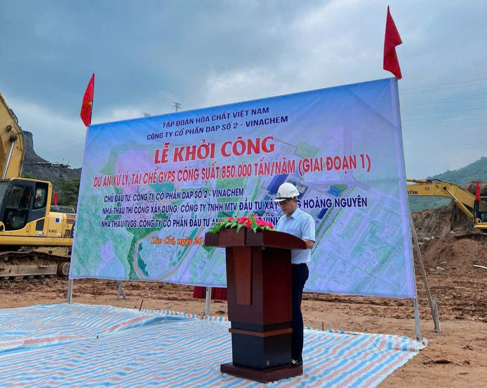 Ông Nguyễn Văn Tú, Phó Tổng giám đốc Công ty báo cáo tóm tắt quá trình triển khai Dự án