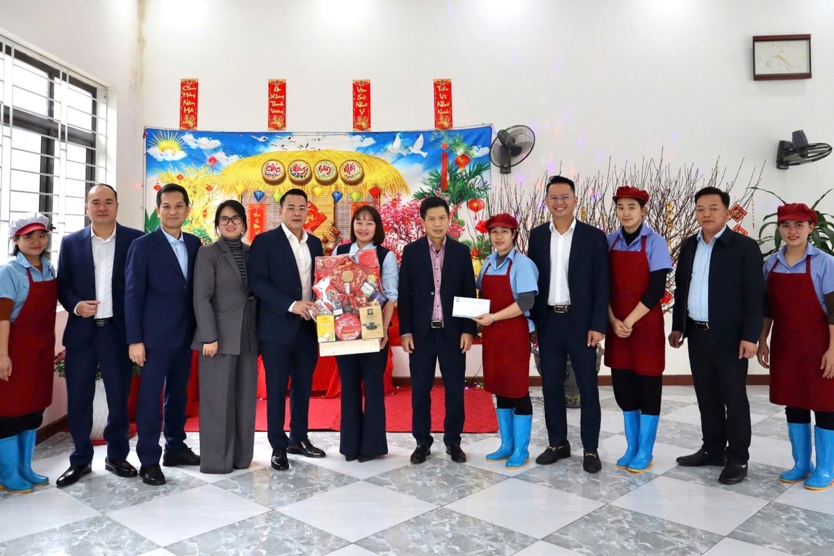 Rộn ràng không khí Xuân về tại Nhà máy DAP số 2 - Vinachem: Lãnh đạo Công ty thăm và chúc Tết CBCNV trực sản xuất